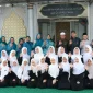 Ketua TP PKK Kalbar Ny. Erlina Ria Norsan menyerahkan bantuan sembako dan perlengkapan salat kepada santri Sekolah Qur’an Keluarga Kita di Pontianak.