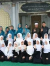 Ketua TP PKK Kalbar Ny. Erlina Ria Norsan menyerahkan bantuan sembako dan perlengkapan salat kepada santri Sekolah Qur’an Keluarga Kita di Pontianak.