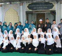 Ketua TP PKK Kalbar Ny. Erlina Ria Norsan menyerahkan bantuan sembako dan perlengkapan salat kepada santri Sekolah Qur’an Keluarga Kita di Pontianak.