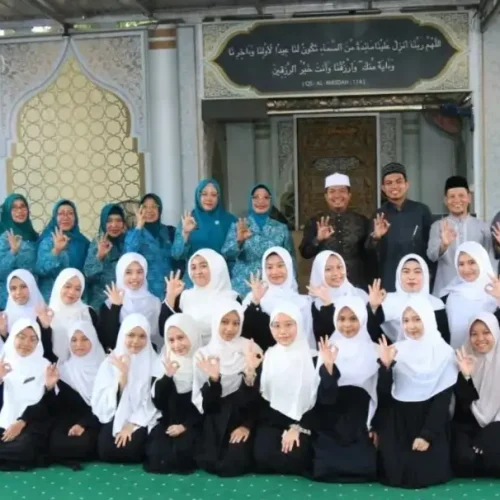 Ketua TP PKK Kalbar Ny. Erlina Ria Norsan menyerahkan bantuan sembako dan perlengkapan salat kepada santri Sekolah Qur’an Keluarga Kita di Pontianak.