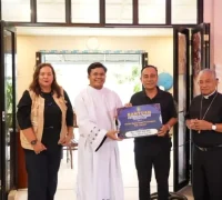 Wakil Gubernur Kalimantan Barat Krisantus Kurniawan menyerahkan bantuan hibah Rp1 miliar untuk pembangunan aula Paroki Pemangkat di Kabupaten Sambas.