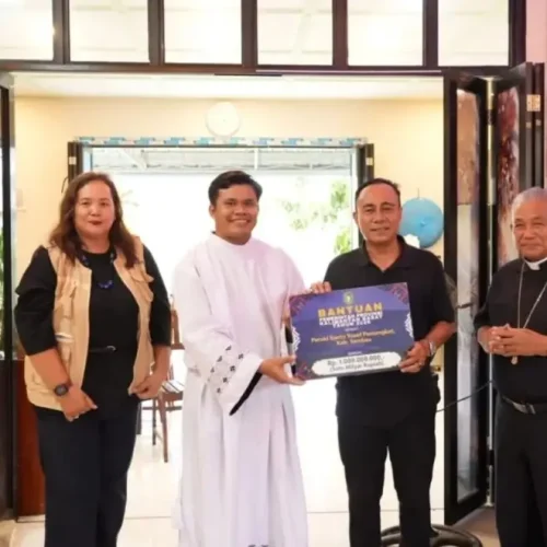 Wakil Gubernur Kalimantan Barat Krisantus Kurniawan menyerahkan bantuan hibah Rp1 miliar untuk pembangunan aula Paroki Pemangkat di Kabupaten Sambas.