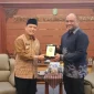 Gubernur Kalimantan Barat Ria Norsan menerima kunjungan silaturahmi Konsul Malaysia yang baru, Encik Idham Zuhri bin Mohamed Yunus, di Pontianak.