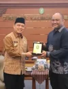 Gubernur Kalimantan Barat Ria Norsan menerima kunjungan silaturahmi Konsul Malaysia yang baru, Encik Idham Zuhri bin Mohamed Yunus, di Pontianak.