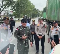 Bupati Kubu Raya Sujiwo meninjau lokasi parkir liar kontainer di badan jalan dan menyampaikan peringatan keras kepada pengusaha angkutan yang melanggar aturan.