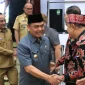 Gubernur Kalimantan Barat Ria Norsan melepas Kontingen Pesparawi Kalbar yang akan mengikuti Pesparawi Nasional XIV Tahun 2026 di Papua Barat.