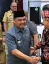 Gubernur Kalimantan Barat Ria Norsan melepas Kontingen Pesparawi Kalbar yang akan mengikuti Pesparawi Nasional XIV Tahun 2026 di Papua Barat.