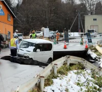 Petugas memeriksa kerusakan bangunan setelah gempa 7,5 magnitudo di Aomori, Jepang, yang menyebabkan korban luka bertambah dan memicu peringatan gempa susulan besar dari JMA. (Dok. AFP)