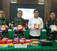 Barang bukti sabu seberat 16,4 kilogram yang diserahkan Korem 121/Alambhana Wanawwai kepada BNNP Kalimantan Barat di Pontianak. (Foto: facebook.com/TNIAngkatanDarat)