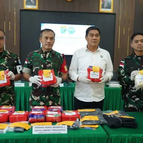 Barang bukti sabu seberat 16,4 kilogram yang diserahkan Korem 121/Alambhana Wanawwai kepada BNNP Kalimantan Barat di Pontianak. (Foto: facebook.com/TNIAngkatanDarat)