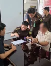Tersangka kasus korupsi APBDes Desa Balai Ingin saat diserahkan penyidik Polres Sanggau ke Kejaksaan Negeri Sanggau untuk proses penuntutan Tahap II di Sanggau.