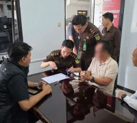 Tersangka kasus korupsi APBDes Desa Balai Ingin saat diserahkan penyidik Polres Sanggau ke Kejaksaan Negeri Sanggau untuk proses penuntutan Tahap II di Sanggau.