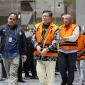 Empat tersangka kasus dugaan korupsi komisi asuransi PT Pelni dan Jasindo saat menjalani penahanan di Gedung Merah Putih KPK.