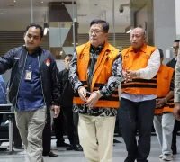 Empat tersangka kasus dugaan korupsi komisi asuransi PT Pelni dan Jasindo saat menjalani penahanan di Gedung Merah Putih KPK.