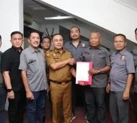 Krisantus Kurniawan menyerahkan berkas pendaftaran calon Ketua Umum Perbakin Kalbar di GOR Pangsuma Pontianak. (MC Kalbar)