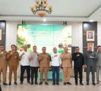 Wakil Gubernur Kalbar Krisantus Kurniawan memimpin rapat koordinasi bersama perusahaan kelapa sawit di Kantor Dinas Perkebunan dan Peternakan Provinsi Kalimantan Barat.