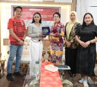 Krisdayanti saat melakukan kunjungan ke Wali Kota Singkawang di ruang kerja wali kota, Kamis (26/02/2026).