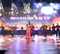 Krisdayanti tampil memukau dengan aksi wushu di Festival Imlek dan Cap Go Meh Singkawang, (25/2/2026).