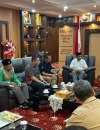 Bupati Sujiwo memimpin rapat koordinasi penanganan RTLH di Kubu Raya bersama lintas sektor.