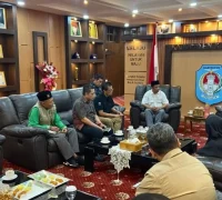 Bupati Sujiwo memimpin rapat koordinasi penanganan RTLH di Kubu Raya bersama lintas sektor.