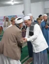 Ria Norsan berdialog dengan masyarakat usai menyampaikan kultum Subuh di Masjid Agung Singkawang.