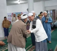 Ria Norsan berdialog dengan masyarakat usai menyampaikan kultum Subuh di Masjid Agung Singkawang.