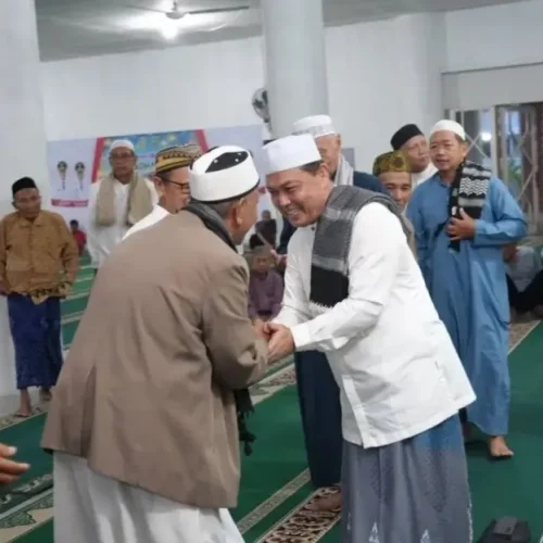 Ria Norsan berdialog dengan masyarakat usai menyampaikan kultum Subuh di Masjid Agung Singkawang.