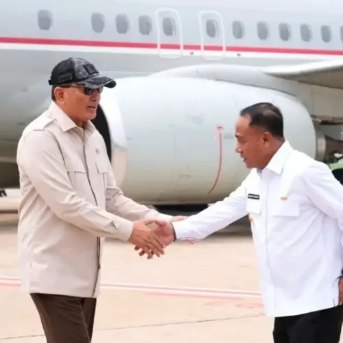 Wakil Gubernur Kalimantan Barat Krisantus Kurniawan menyambut kedatangan Menhan Sjafrie Sjamsoeddin di Bandara Supadio, Kabupaten Kubu Raya.