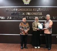 Sekda Kalbar Harisson menyerahkan LKPD 2025 kepada BPK RI Perwakilan Kalbar, (2/4/2026).