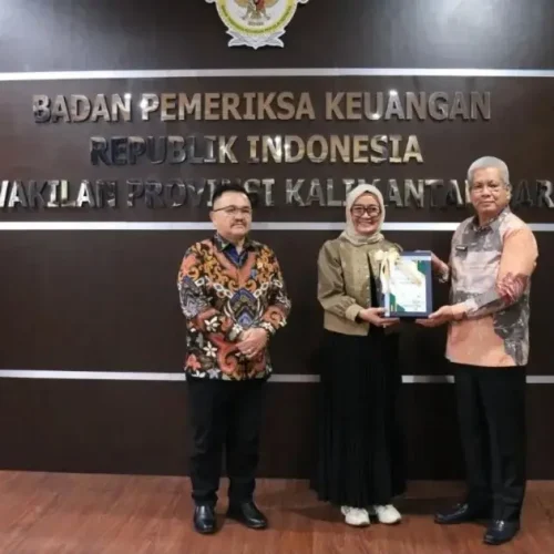 Sekda Kalbar Harisson menyerahkan LKPD 2025 kepada BPK RI Perwakilan Kalbar, (2/4/2026).