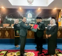 Bupati Kubu Raya Sujiwo menyampaikan LKPJ 2025 dalam rapat paripurna DPRD, (31/3/2026).