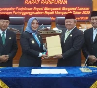 Bupati Erlina menyampaikan LKPJ 2025 dalam sidang paripurna DPRD Kabupaten Mempawah, Senin (30/3/2026).