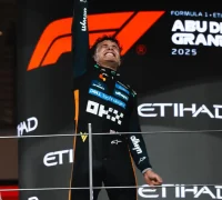 Lando Norris merayakan gelar Juara Dunia F1 2025 di podium GP Abu Dhabi. (instagram.com/mclaren)