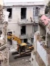 Tim penyelamat mencari korban ledakan bangunan di Athena. (Foto: x.com/WW3Watchtower)