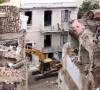 Tim penyelamat mencari korban ledakan bangunan di Athena. (Foto: x.com/WW3Watchtower)