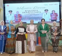 Ketua Dekranasda Kalbar Hj. Erlina Ria Norsan saat menghadiri ajang Lenggang Wastra Kalbar Berdaya 2026 di Pendopo Gubernur Kalbar, Pontianak.