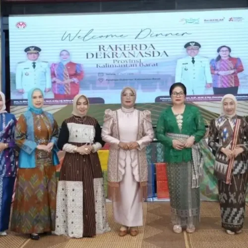 Ketua Dekranasda Kalbar Hj. Erlina Ria Norsan saat menghadiri ajang Lenggang Wastra Kalbar Berdaya 2026 di Pendopo Gubernur Kalbar, Pontianak.