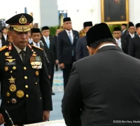 Presiden Prabowo Subianto melantik Listyo Sigit Prabowo sebagai Kepala Staf Kepresidenan dan Suyudi Ario Seto sebagai Kapolri di Istana Negara, Jakarta. (Foto: youtube.com/@SekretariatPresiden)