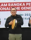 Bupati Kubu Raya Sujiwo saat membuka lomba baris berbaris tingkat Kalimantan Barat di Aula Praja Utama Kantor Bupati Kubu Raya.