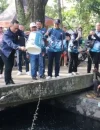 Krisantus Kurniawan membuka Lomba Mancing Amal Ikan Lele di Jalan Ampera, Pontianak, diikuti ribuan peserta.