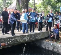 Krisantus Kurniawan membuka Lomba Mancing Amal Ikan Lele di Jalan Ampera, Pontianak, diikuti ribuan peserta.