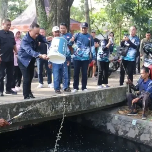 Krisantus Kurniawan membuka Lomba Mancing Amal Ikan Lele di Jalan Ampera, Pontianak, diikuti ribuan peserta.