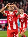 Luis Diaz merayakan hattrick bersama pemain Bayern Munich saat mengalahkan Hoffenheim 5-1 di Allianz Arena.