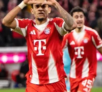 Luis Diaz merayakan hattrick bersama pemain Bayern Munich saat mengalahkan Hoffenheim 5-1 di Allianz Arena.