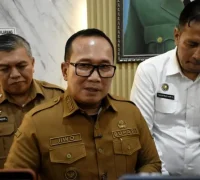 Bupati Kubu Raya Sujiwo usai memimpin rapat pengawasan program Makan Bergizi Gratis (MBG) bersama jajaran pemerintah daerah untuk memastikan target zero keracunan.