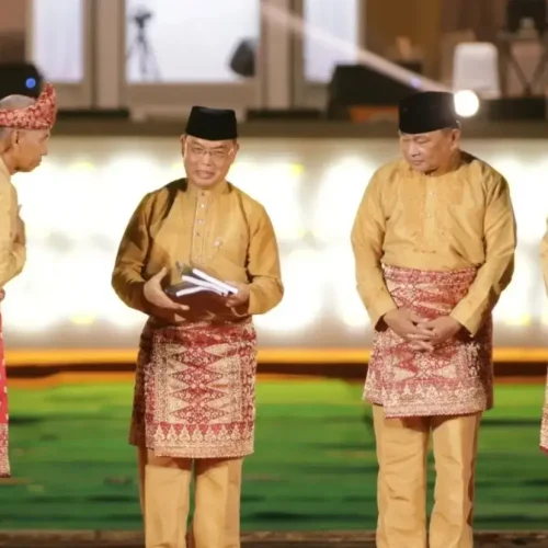 Gubernur Kalimantan Barat Ria Norsan memberikan sambutan saat membuka MTQ XXXIV Tingkat Provinsi Kalimantan Barat di Pantai Pulau Datok, Kabupaten Kayong Utara.