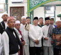 Gubernur Kalbar Ria Norsan menyampaikan tausiyah malam ke-5 Ramadan di Masjid Al-Mukarramah Sintang.