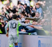 Manchester City merayakan gol ke gawang Chelsea di Stamford Bridge.