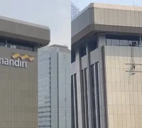 Logo Mandiri dicopot dari Gedung Bank Mandiri di Jalan M.H. Thamrin, Jakarta Pusat. (Foto : threads.com/@jeff_deo)
