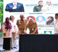 Sekda Kalbar Harisson menandatangani SK dan Rencana Aksi KKMD 2026 di Pontianak.